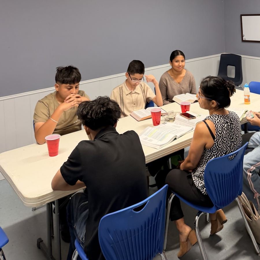 Jóvenes estudiando juntos